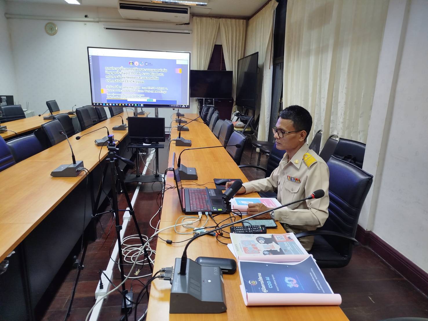 🌟พช.นครศรีธรรมราช จัดประชุมชี้แจงแนะนำวิธีการใช้งานระบบแพลตฟอร์มปัญญาประดิษฐ์ CDD AI (AI Literacy) ระบบ Big Data กรมการพัฒนาชุมชน และแฟลตฟอร์มบริการดิจิทัล Click ชุมชน ผ่านระบบ Cisco Webex Meetings